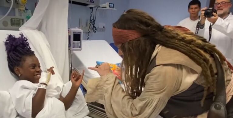 Jonni Depp Jek Chittak qiyofasida bolalar shifoxonasiga tashrif buyurdi