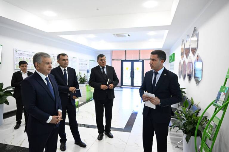 Shavkat Mirziyoyev Ko‘kdala tumani maʼmuriy markazidagi bunyodkorlik ishlari bilan tanishdi (foto)