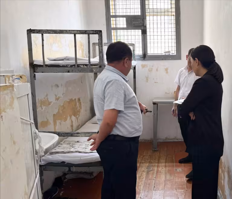 Toshkentdagi 1-sonli tergov hibsxonasida saqlanayotgan shaxslar soni belgilangan me’yordan oshgani aniqlandi