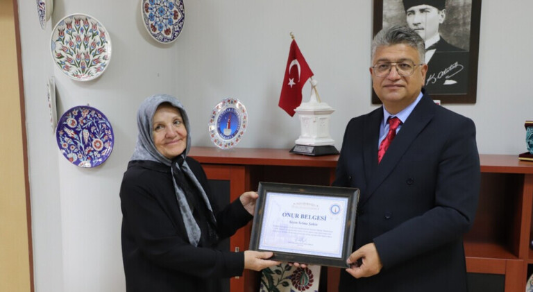 Turkiyada 71 yoshli ayol universitetni tamomlab grafik dizaynerga aylandi
