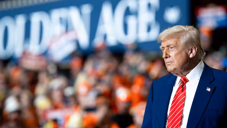 Трамп Эронга берилган зарбаларни танқид қилган конгрессменни ҳайдаб чиқаришга чақирди