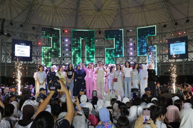 Toshkentda “Olmazor yoshlarni sevadi — Bitiruvchi 2025” shiori ostida gala-konsert o‘tkazildi