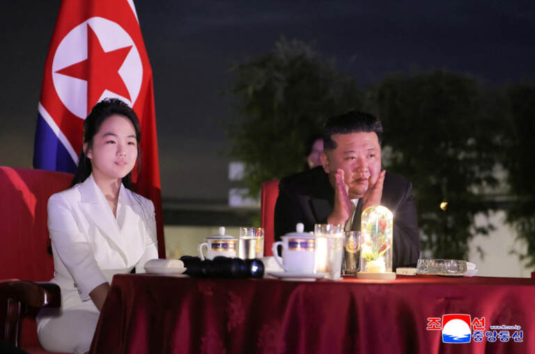 Shimoliy Koreyaning birinchi xonimi 17 oy deganda ilk marta omma oldida ko‘rinish berdi