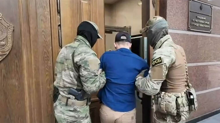 Qrimda harbiy texnikani suratga olgan ikki rossiyalik qo‘lga olindi
