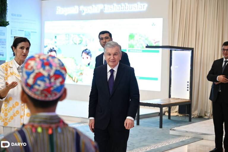 Шавкат Мирзиёев ёшларнинг турли соҳалардаги лойиҳалари, кашфиёт ва ютуқлари билан танишди (фото)