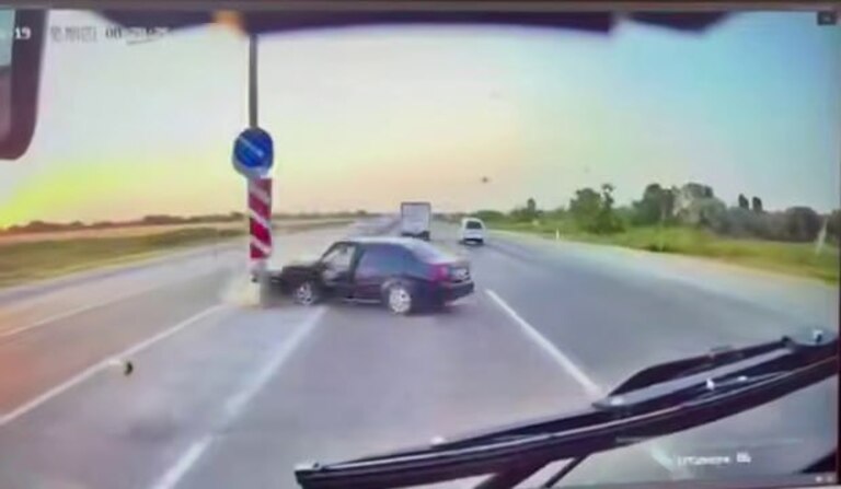 Сирдарёда Lacetti ва автобус тўқнашувида бир киши ҳалок бўлди (видео) 