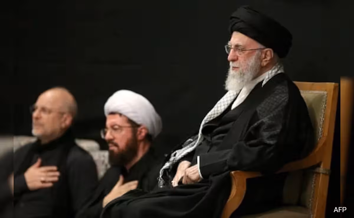 Eron oliy rahbari Tehrondagi masjidlardan birida