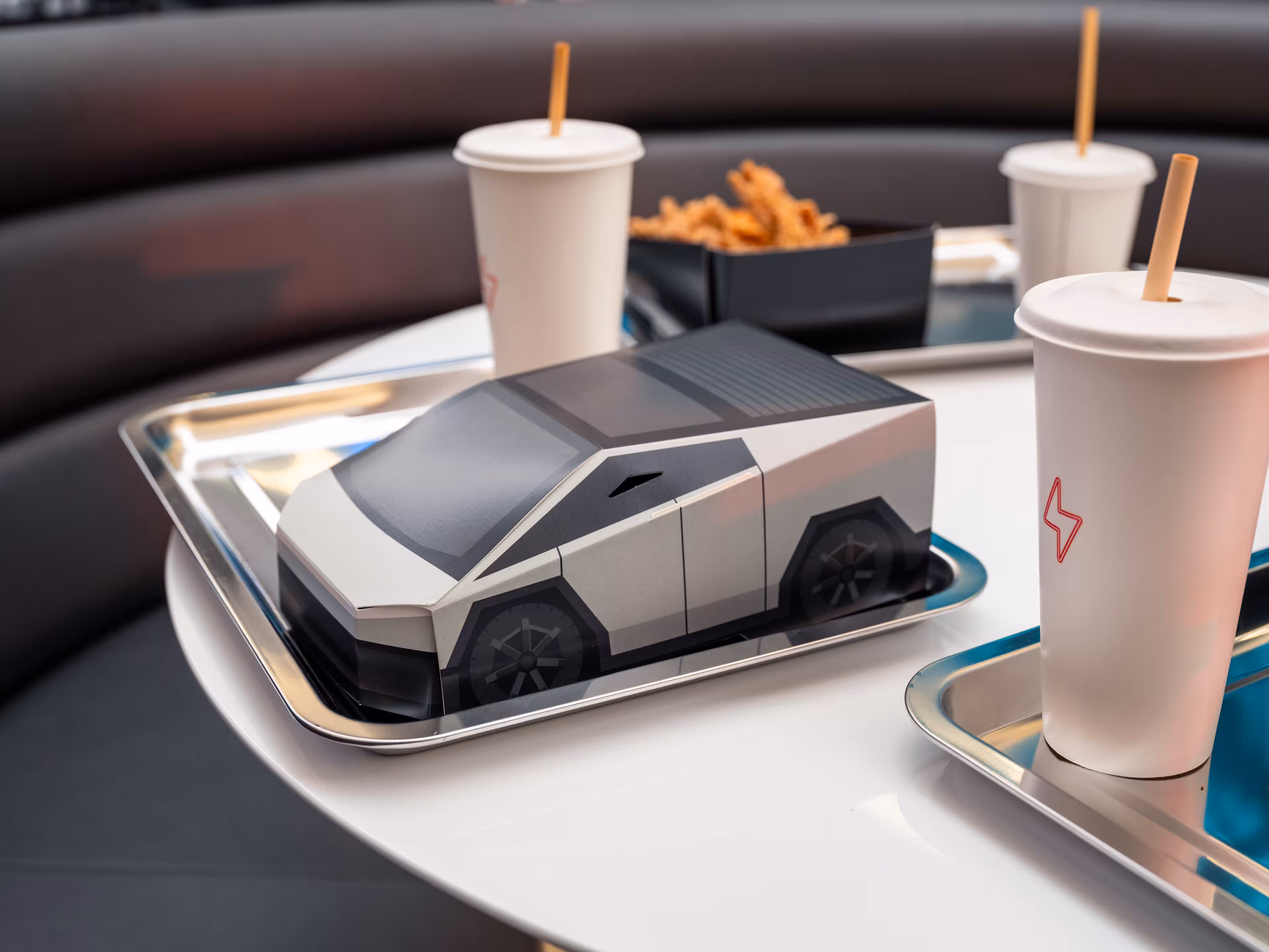 Restoranda burgerlar Tesla Cybertruck автомобилi koъrinishidagi qogъoz oъramda taqdim etiladi