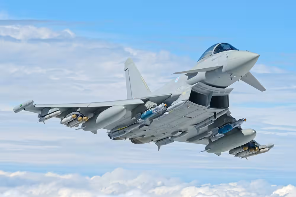 Eurofighter Typhoon qiruvchisi quruqlik va havo nishonlari uchun raketalar bilan