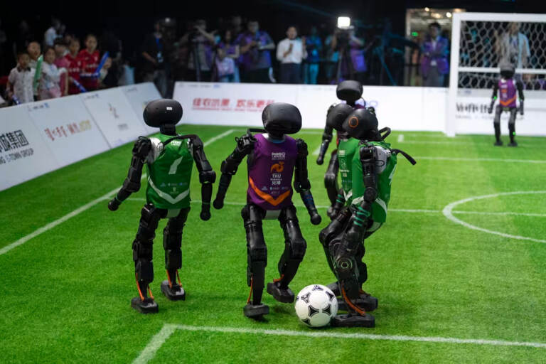 Xitoyda ilk bor robotlar ishtirokida futbol turniri o‘tkazildi (video)