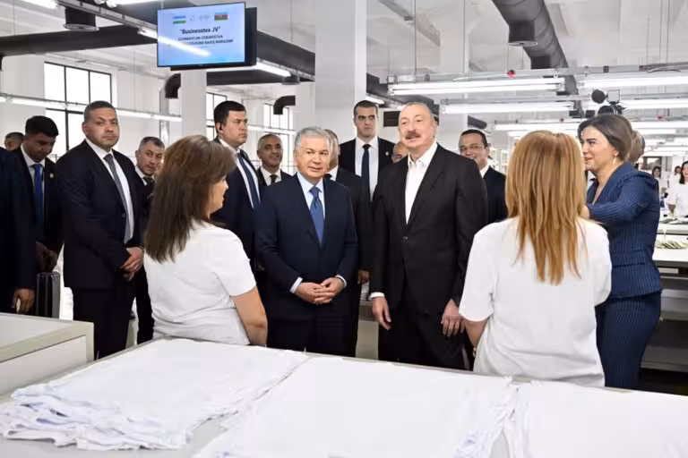 O‘zbekiston va Ozarbayjon prezidentlari Xonkendi shahrida qo‘shma tikuvchilik fabrikasi faoliyati bilan tanishdi