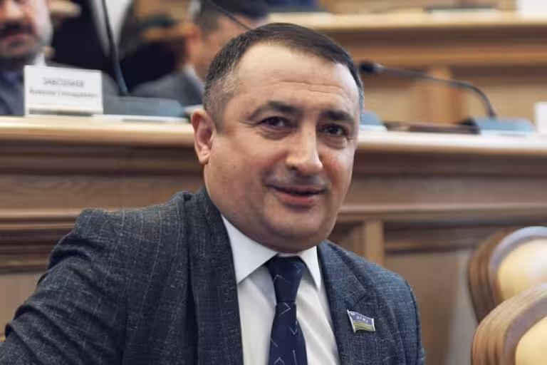 Yugrani o‘zbeklarning tarixiy vatani deb atagan deputat oylik maoshdan mahrum qilindi 