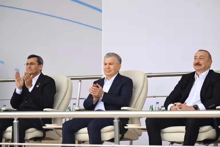 Shavkat Mirziyoyev Ilhom Aliyev hamrohligida IHT sammitining madaniy tadbirlarida ishtirok etdi (foto)