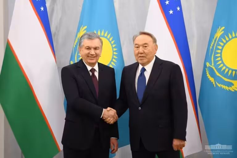 Шавкат Мирзиёев поздравил Нурсултана Назарбаева с днем рождения