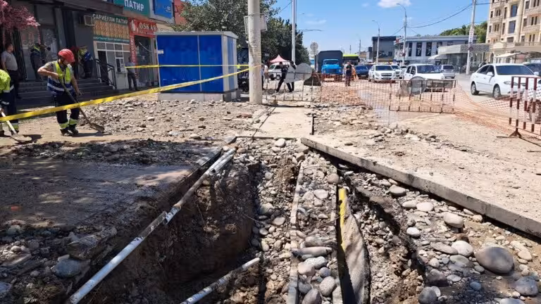 Sinov jarayonida bo‘lgan: Toshkentda suv quvuri kuchli bosim ostida yorilgani yuzasidan batafsil ma’lumot e’lon qilindi
