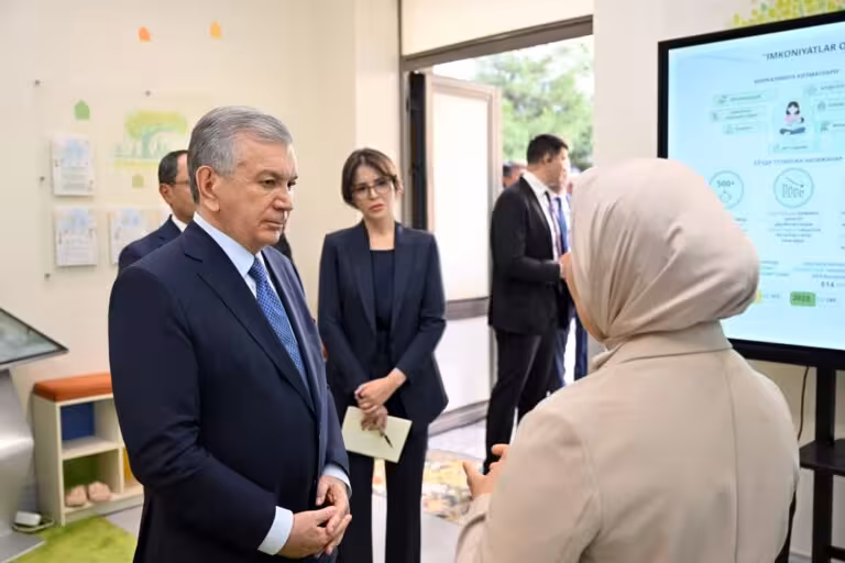 Shavkat Mirziyoyev Toshkentdagi ijtimoiy xizmatlar markazi faoliyati bilan tanishdi