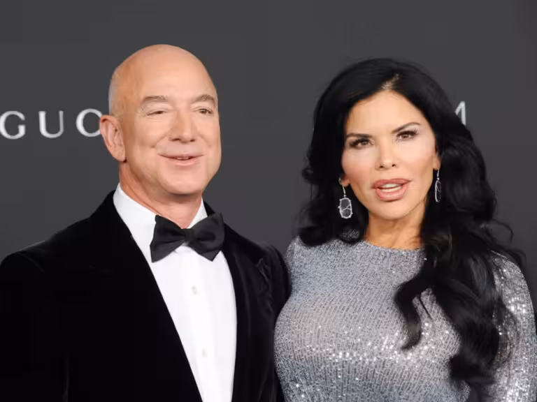 Миллиардер Жефф Безос рафиқаси учун совға сифатида Vogue журналини сотиб олмоқчи