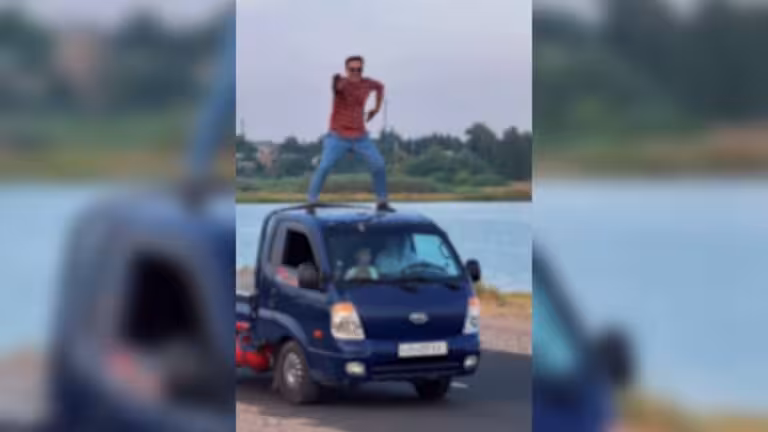Harakatlanayotgan avtomashina ustida raqsga tushganlarga chora ko‘rildi (video)