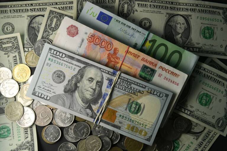Pul savdosi: o‘zbekistonliklar banklarga qancha valyuta sotmoqda?