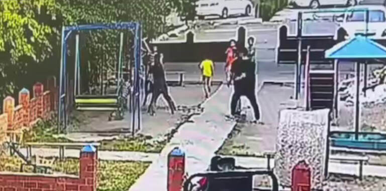 Toshkentda ayol farzandi bilan tortishib qolgan bolani kaltakladi (video)