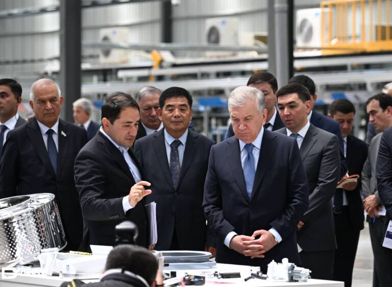 Shavkat Mirziyoyev Zomin texnoparkida ishga tushgan ilk korxonani borib ko‘rdi (foto)