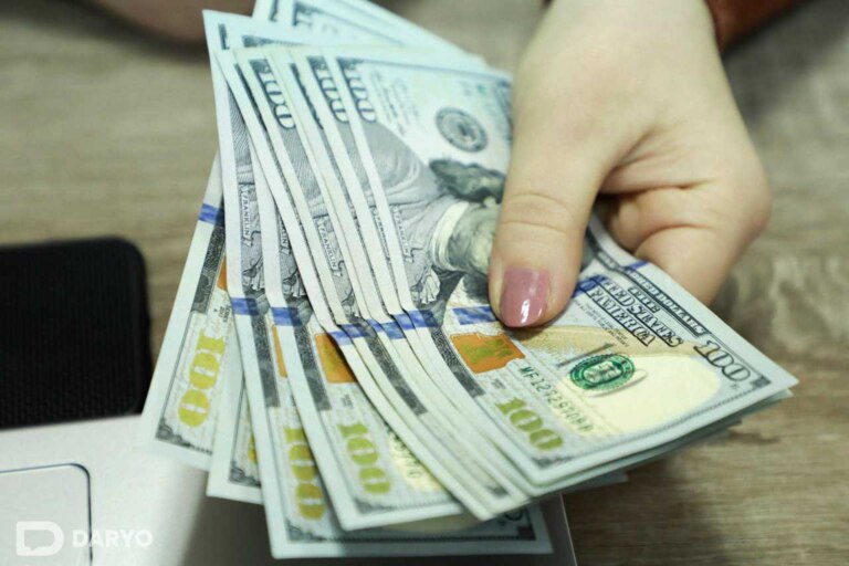 O‘zbekistonda dollar kursi yana 12 700 so‘mdan oshdi