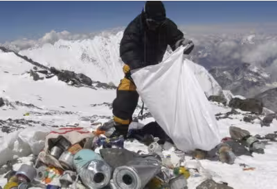 Nepalda dronlar Everestdagi chiqindilarni tozalashni boshladi (video)