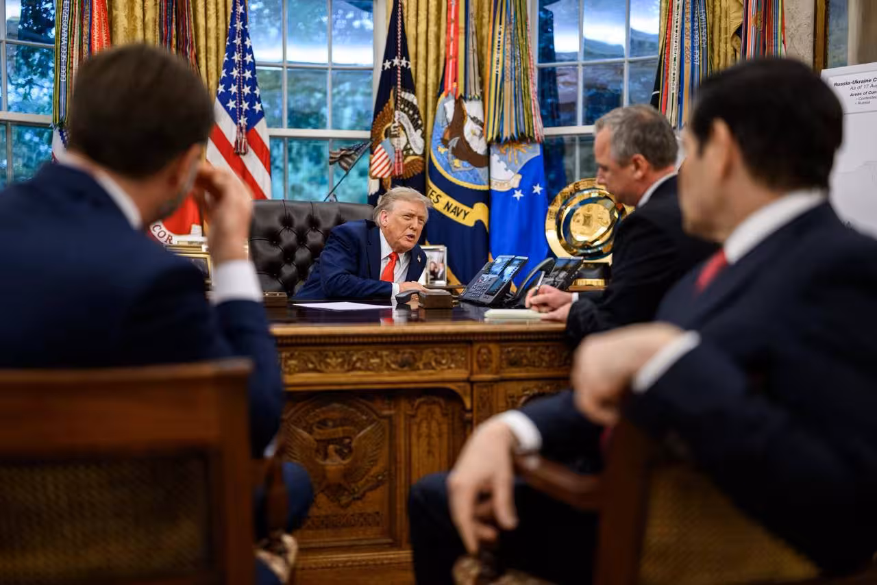 Трамп разговаривает по телефону с Путиным