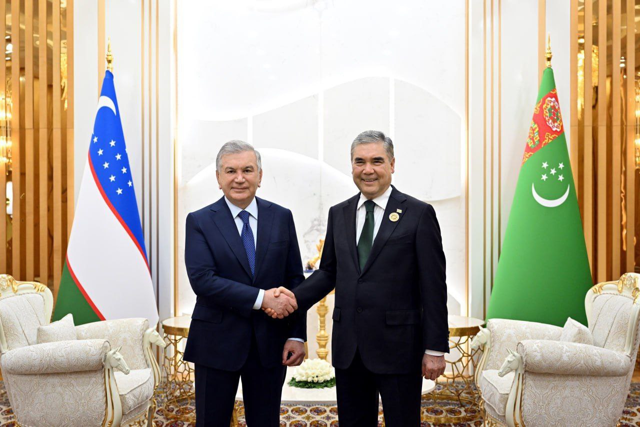 Shavkat Mirziyoyev stattet Turkmenistan einen Arbeitsbesuch ab