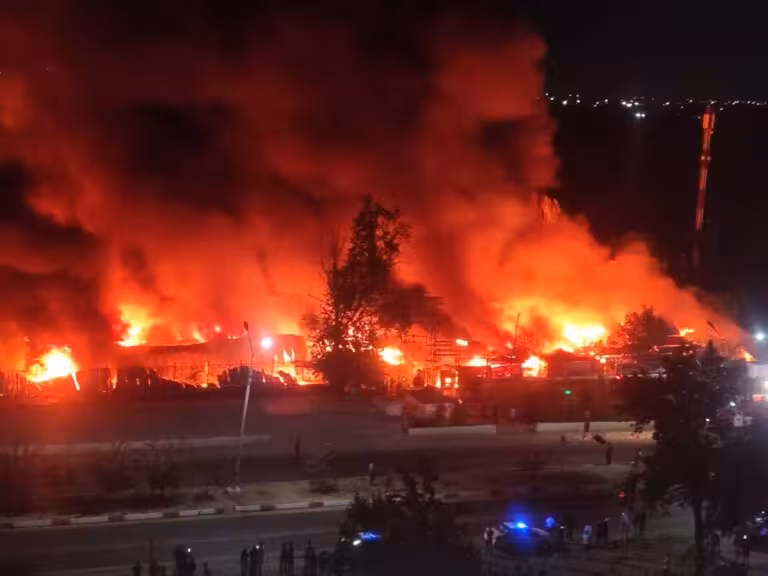 На рынке «Уч кахрамон» в Ташкентской области произошел крупный пожар (видео)