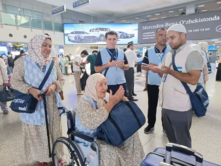 O‘zbekistonlik umra ziyoratchilarining dastlabki guruhi Saudiya Arabistoniga jo‘nab ketdi (foto)