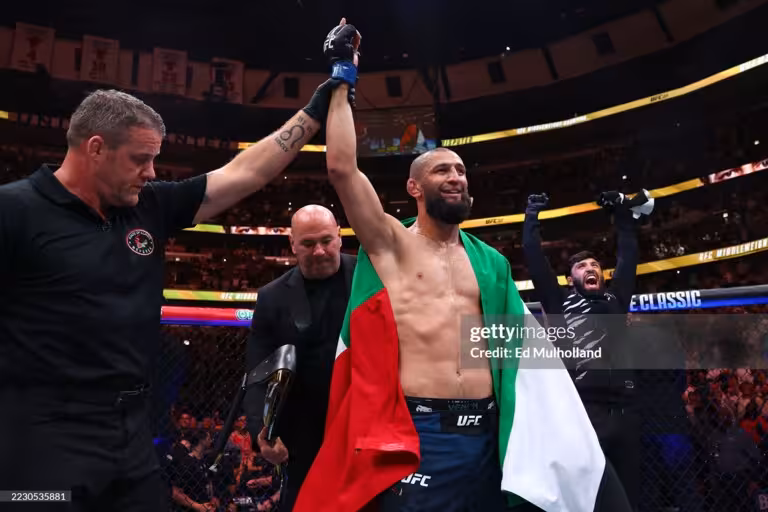 Hamzat Chimayev Dyu Plessini mag‘lubiyatga uchratib, UFC’ning yangi chempioniga aylandi (video)