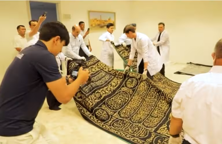 Ka’ba eshigining yopinchig‘i O‘zbekistonga olib kelindi (video)