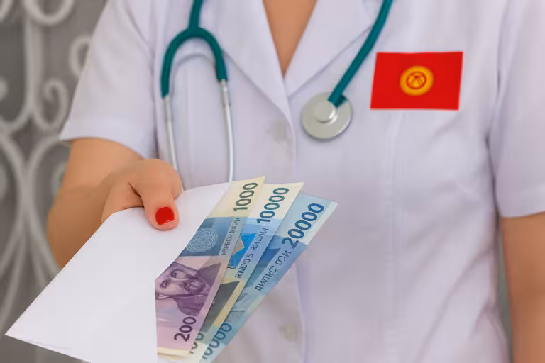 Қирғизистонда шифокорларга чой-чақа беришни қонунийлаштириш таклиф қилинди