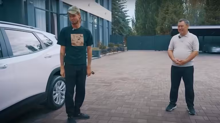 Садир Жапаров Иссиқкўлда чиқинди тозалаган экофаолга автомобиль совға қилди (фото)